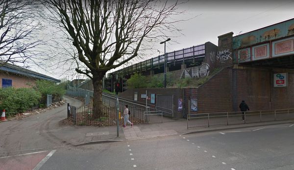 La estación de Witton, donde una niña de 15 años fue violada dos veces. La segunda, al hombre a quien le pidió ayuda (Google Maps)