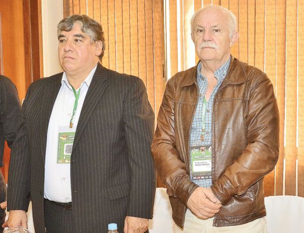 EL PRESIDENTE INTERINO DE LA FBF, MARCO PEREDO (D) JUNTO A FREDDY CORTEZ, VICEPRESIDENTE DE LA ENTIDAD. OSVALDO CHACÓN