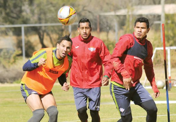 ALEJANDRO MELEÁN (I) CRISTHIAN MACHADO (C) Y DANIEL MANCILLA, DURANTE LA SESIÓN DE ENTRENAMIENTO. NOÉ PORTUGAL.