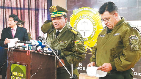 Conferencia. El general Abel de la Barra, habla con los periodistas.