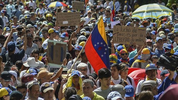 La gente sale casi a diario para protestar contra Maduro (AFP)