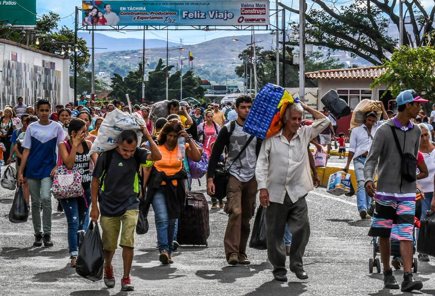 Venezuelan citizens cross the Simon Bolivar international bridge from San Antonio del Tachira, Venezuela to Cucuta, Norte de Santander Department, Colombia, on July 25, 2017. Some 25.000 Venezuelans cross to Colombia and return to their country daily with food, consumables and money from ilegal work, according to official sources. Also, there are 47.000 Venezuelans in Colombia with legal migratory status and another 150.000 who have already completed the 90 allowed days and are now without visa. / AFP PHOTO / Luis Acosta