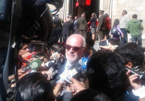 El embajador de Perú en Bolivia, Félix Denegri, en la rueda de prensa de este viernes.