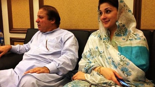 Nawaz Sharif y su esposa