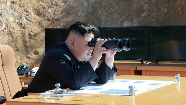 El dictador Kim Jong-un observa la prueba del misil balístico Hwasong-14. (Reuters archivo)