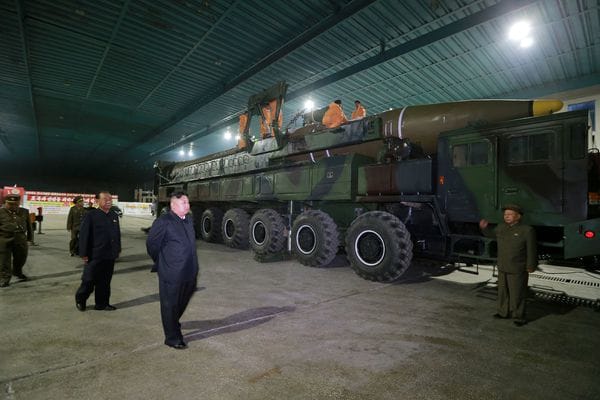 El joven dictador inspecciona el misil Hwasong-14. (Reuters archivo)