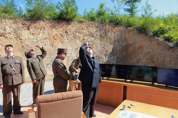 Kim Jong-un observa el recorrido del misil Hwasong-14 . (Reuters archivo)