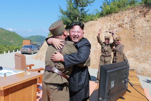 Kim Jong-un celebra el lanzamiento exitoso del misil. (Reuters archivo)