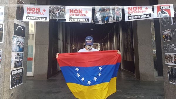 El Consulado de Venezuela en Milán amaneció este sábado cubierto con pancartas de protesta