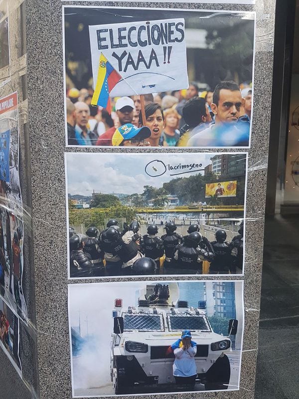 También se desplegó una gran bandera venezolana al revés en la entrada de la institución