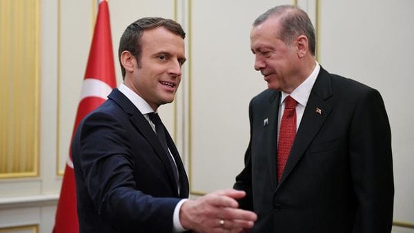 El presidente turco Recep Erdogan, cuyo países ha experimentado graves retrocesos democráticos, es recibido por su par en Francia (Reuters)