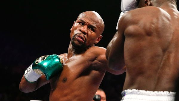 Mayweather planea incomodar a McGregor con la presencia de su único verdugo en la UFC (AP)