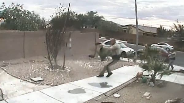 Uno de los policías dispara al criminal