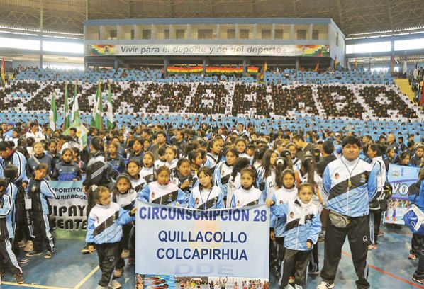MOSAICO CON EL NOMBRE DE COCHABAMBA, FORMADO POR MÁS DE 200 PERSONAS, EN LAS GRADERÍAS DE LA CORONILLA.