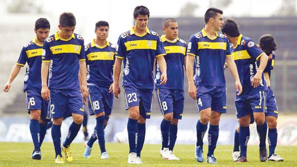 JUGADORES DEL CLUB BARNECHEA, LUEGO DE UN PARTIDO DE SEGUNDA DIVISIÓN.