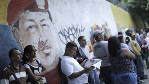 Las filas iniciaron a formarse después de las 6 de la mañana (Reuters)