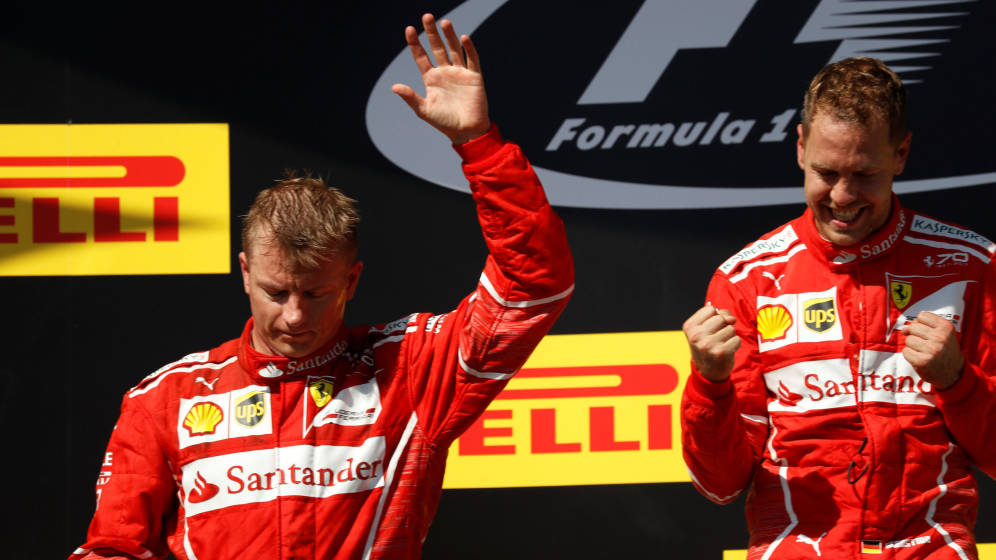 Foto: La foto parece decirlo todo: la alegría de Vettel y el consuelo justificado de Raikkonen. (EFE)