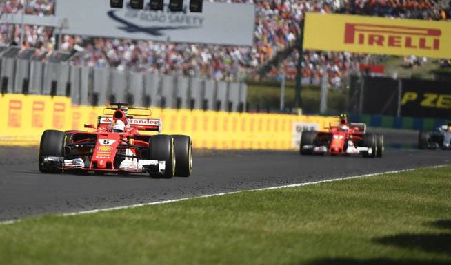 Raikkonen, persiguiendo a Vettel durante la carrera. (EFE)