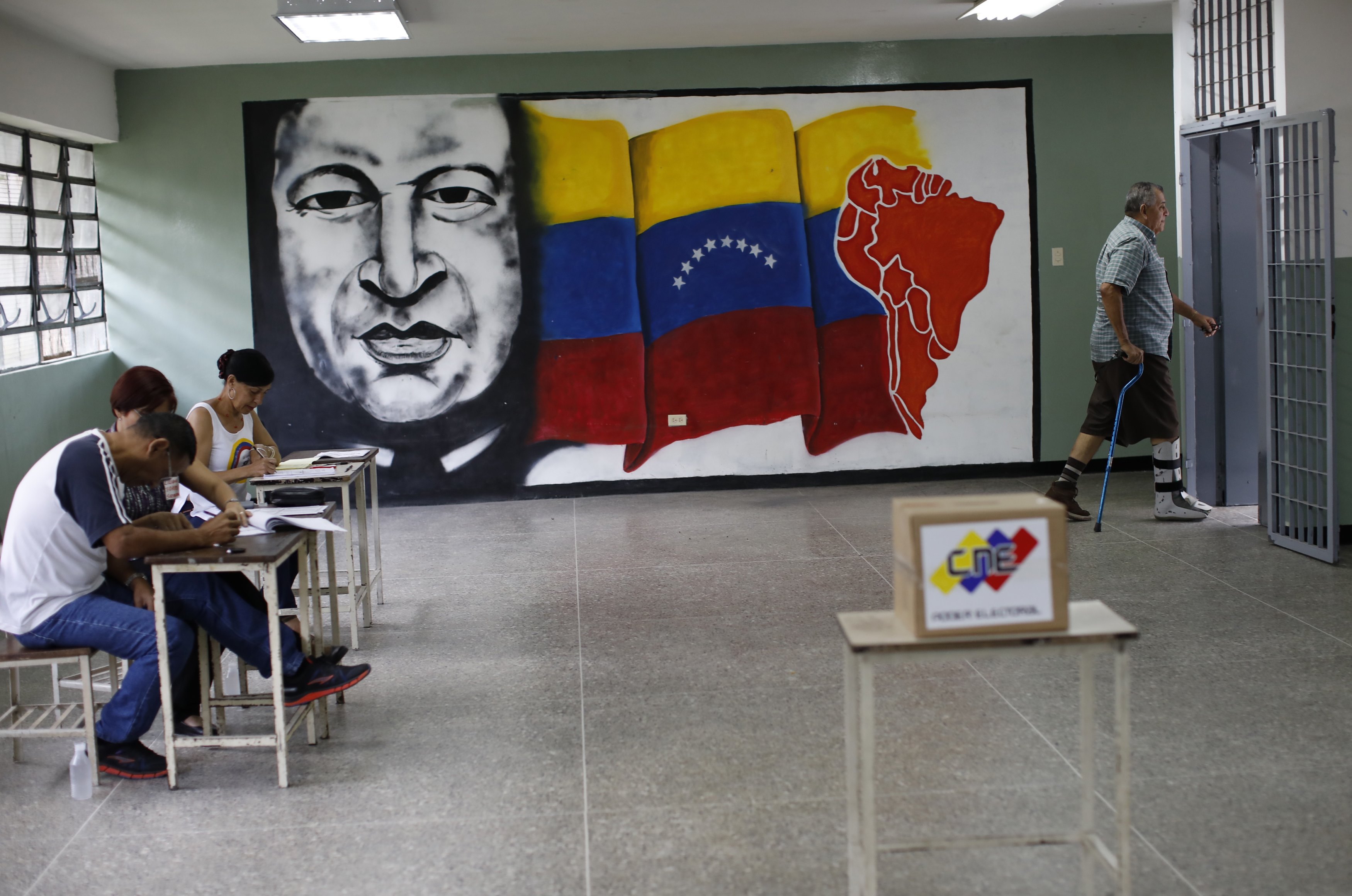 Una sala de votación del CNE en Caracas este domingo (Reuters)