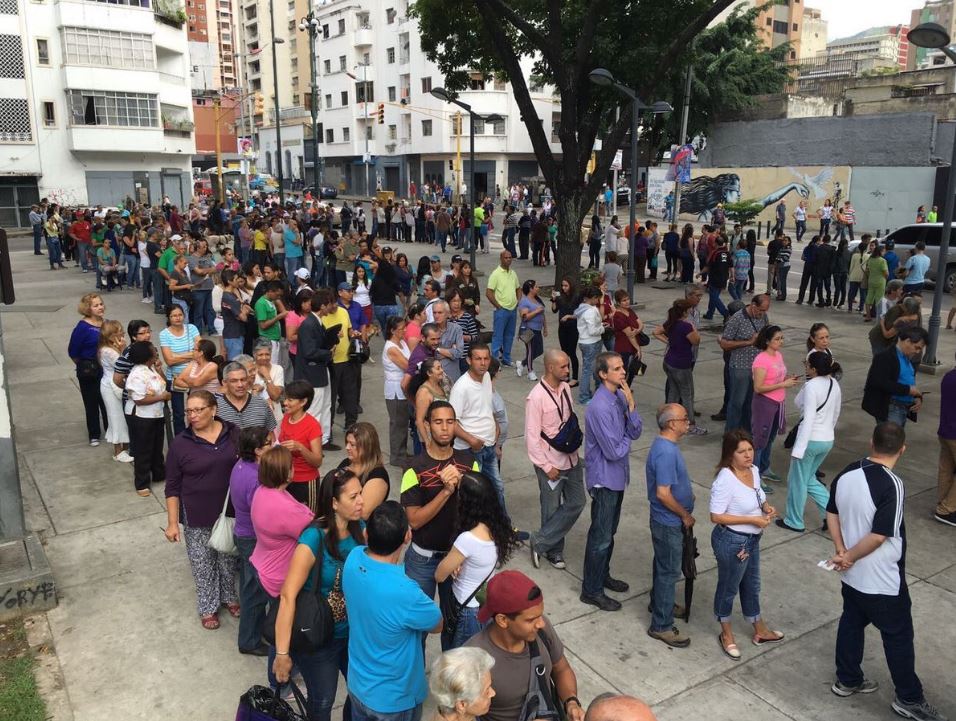 Largas filas para la consulta popular contra la Constituyente (@sntpvenzuela)