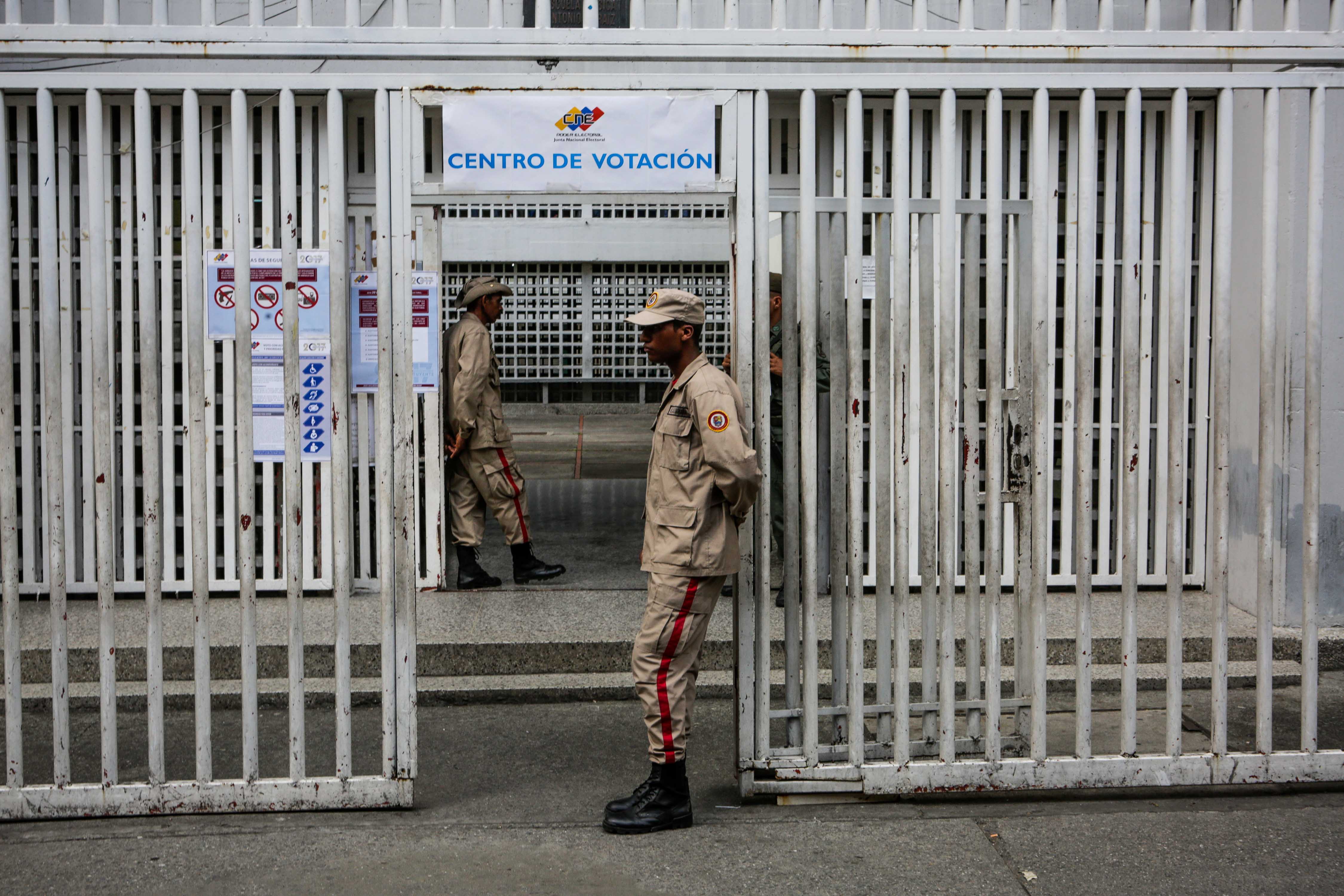 La Guardia Nacional Bolivariana custodia un centro de votación desierto (EFE)