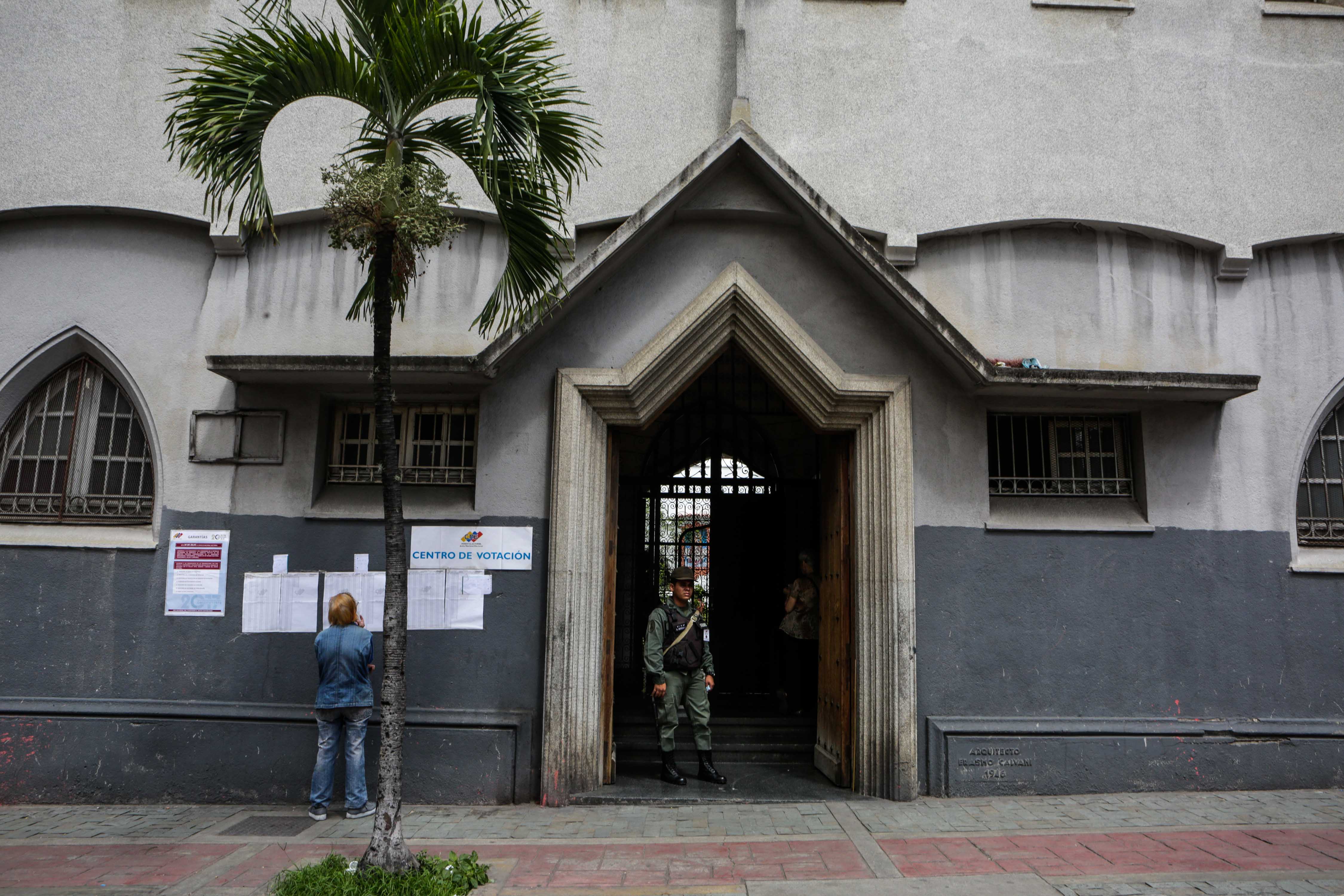 Una votante lee las listas para la Constituyente en Caracas (EFE)