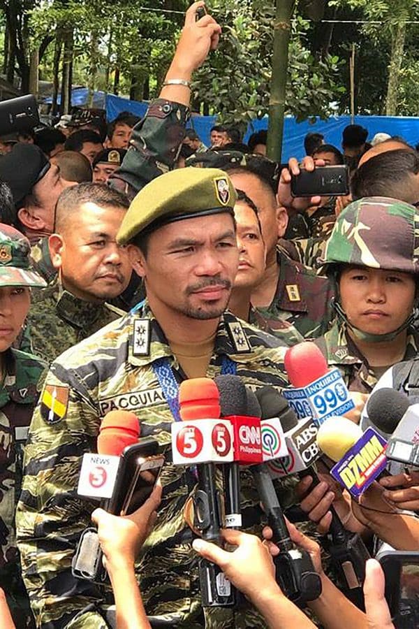Manny Pacquiao visitó las tropas filipinas que combaten al ISIS (AFP)