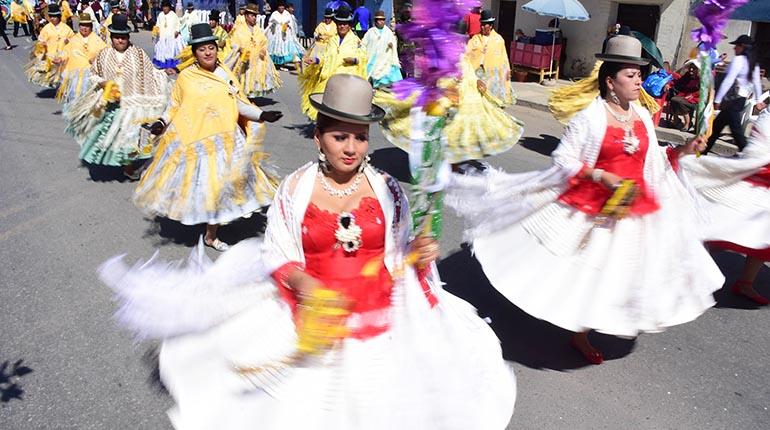 Bailarines en su ingreso en la última promesa a la Virgen de Urkupiña realizada ayer en el municipio de Quillacollo. | Carlos López
