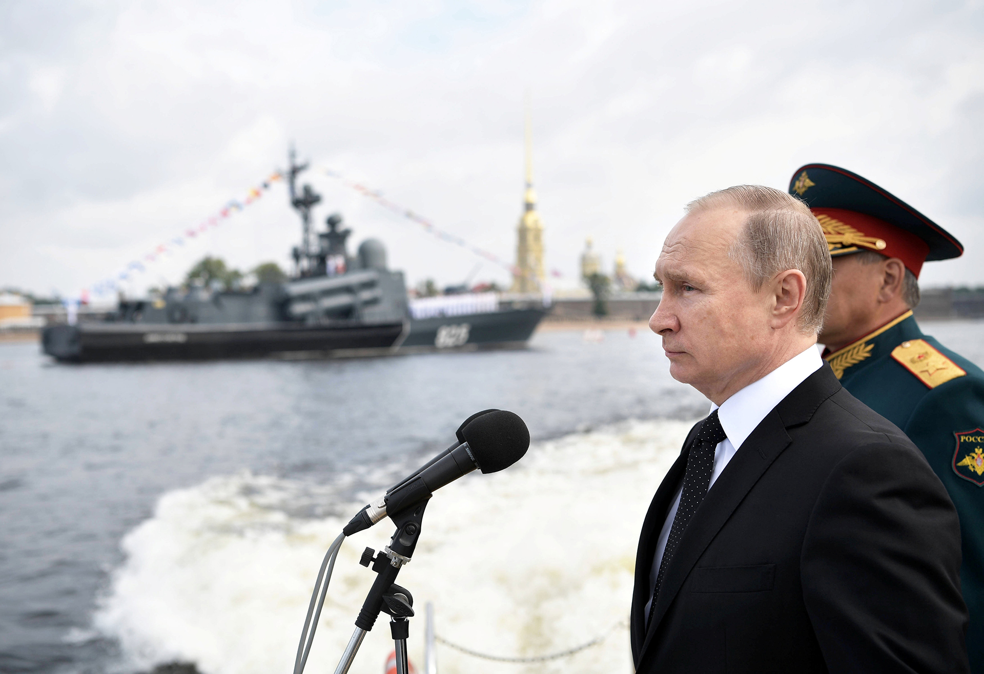 El presidente de Rusia, Vladímir Putin, durante el desfile naval en San Petersburgo