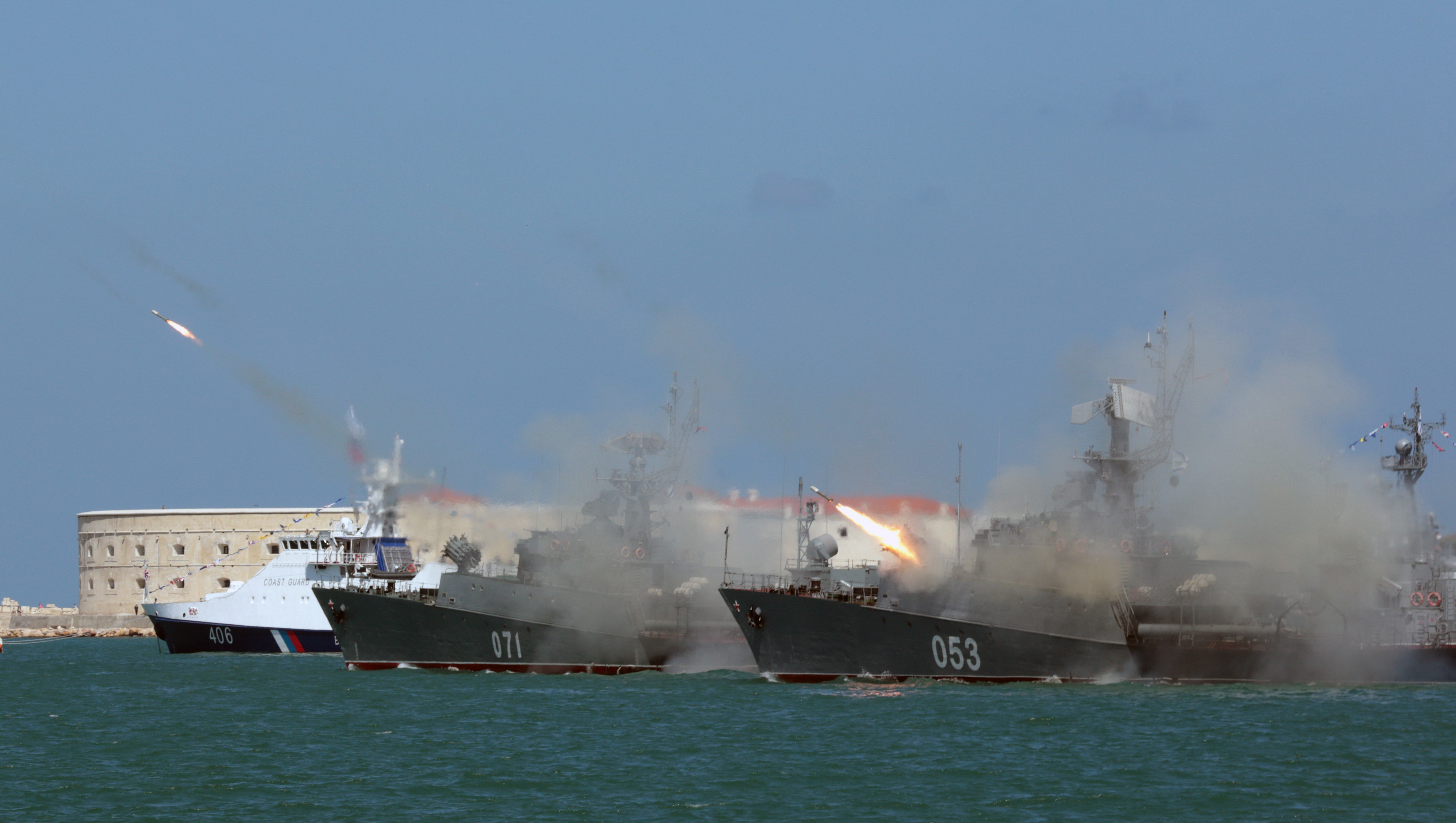 Fragatas rusas disparan sus armas en una muestra de fuerza durante el desfile naval (Reuters)