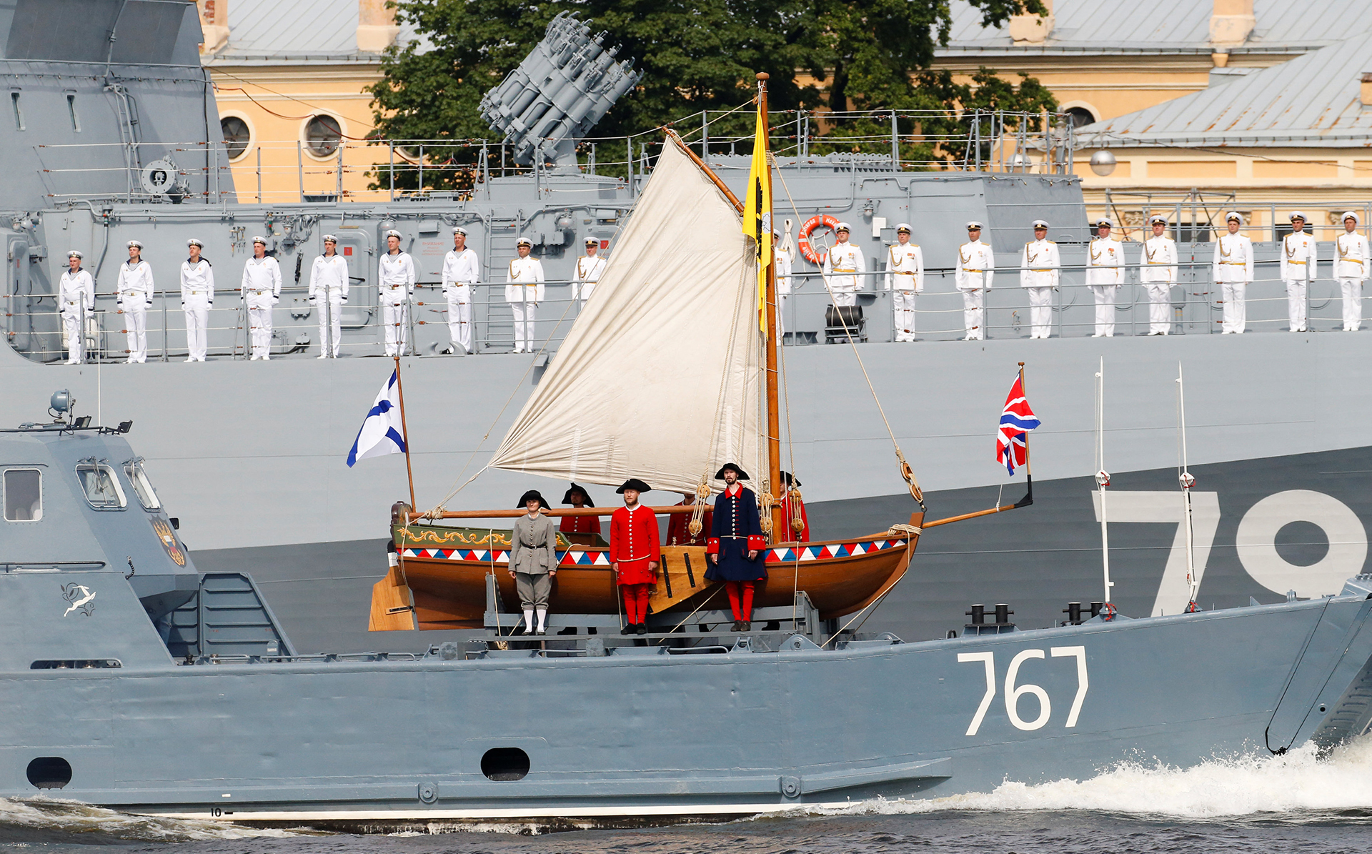 Soldados rusos sobre una réplica de “Pedro el Grande” durante el desfile por el Día de la Armada (Reuters)