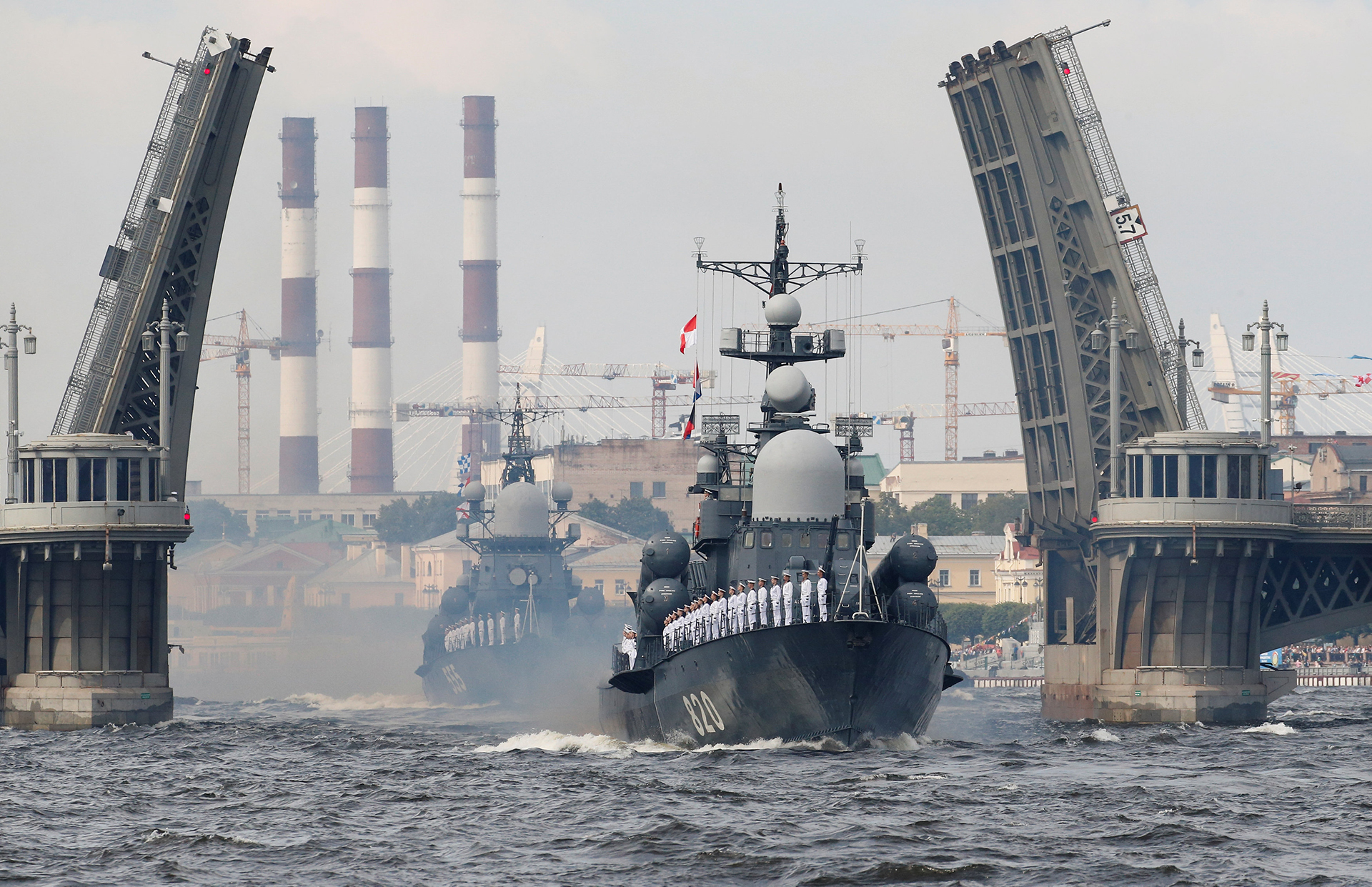 Navíos rusos durante el desfile de San Petersburgo el 30 de julio de 2017 (Reuters)