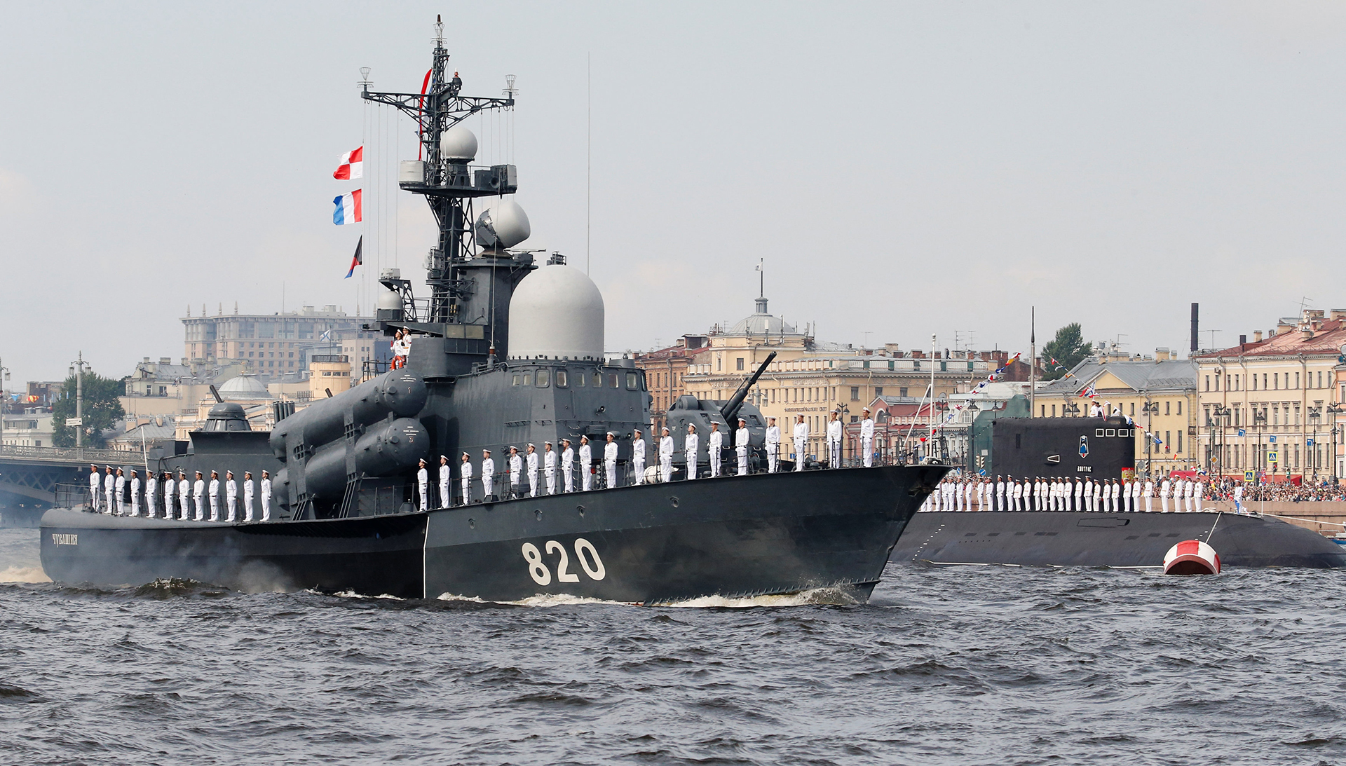 El barco “Chuvashia” y el submarino “Dmitrov” en el río Neva (Reuters)