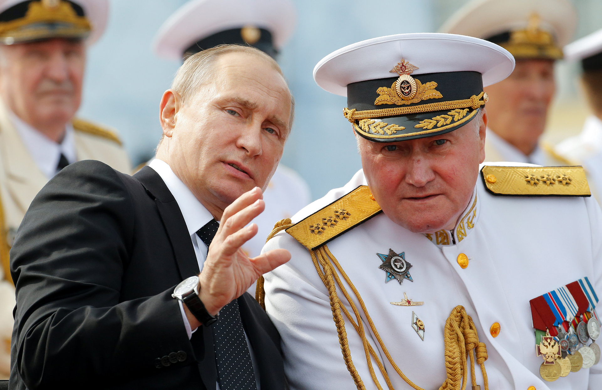 Vladimr Putín hablando con el Jefe de la Armada, el Admiral Vladimir Korolev, durante el desfile naval (Reuters)