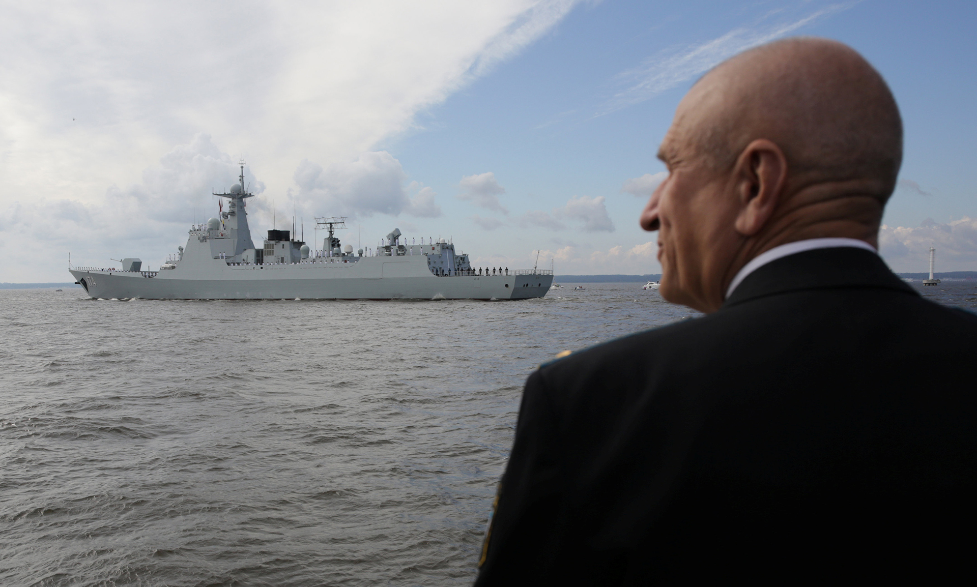 El destructor chino “Hefei” durante el desfile naval (Reuters)