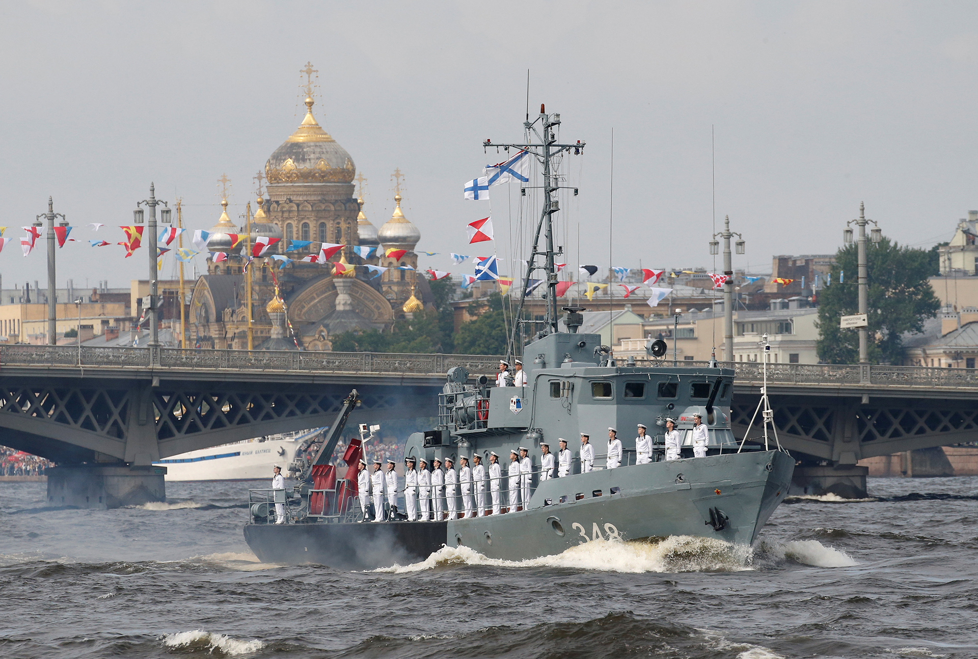 Un dragaminas ruso en el desfile naval por el Día de la Armada (Reuters)