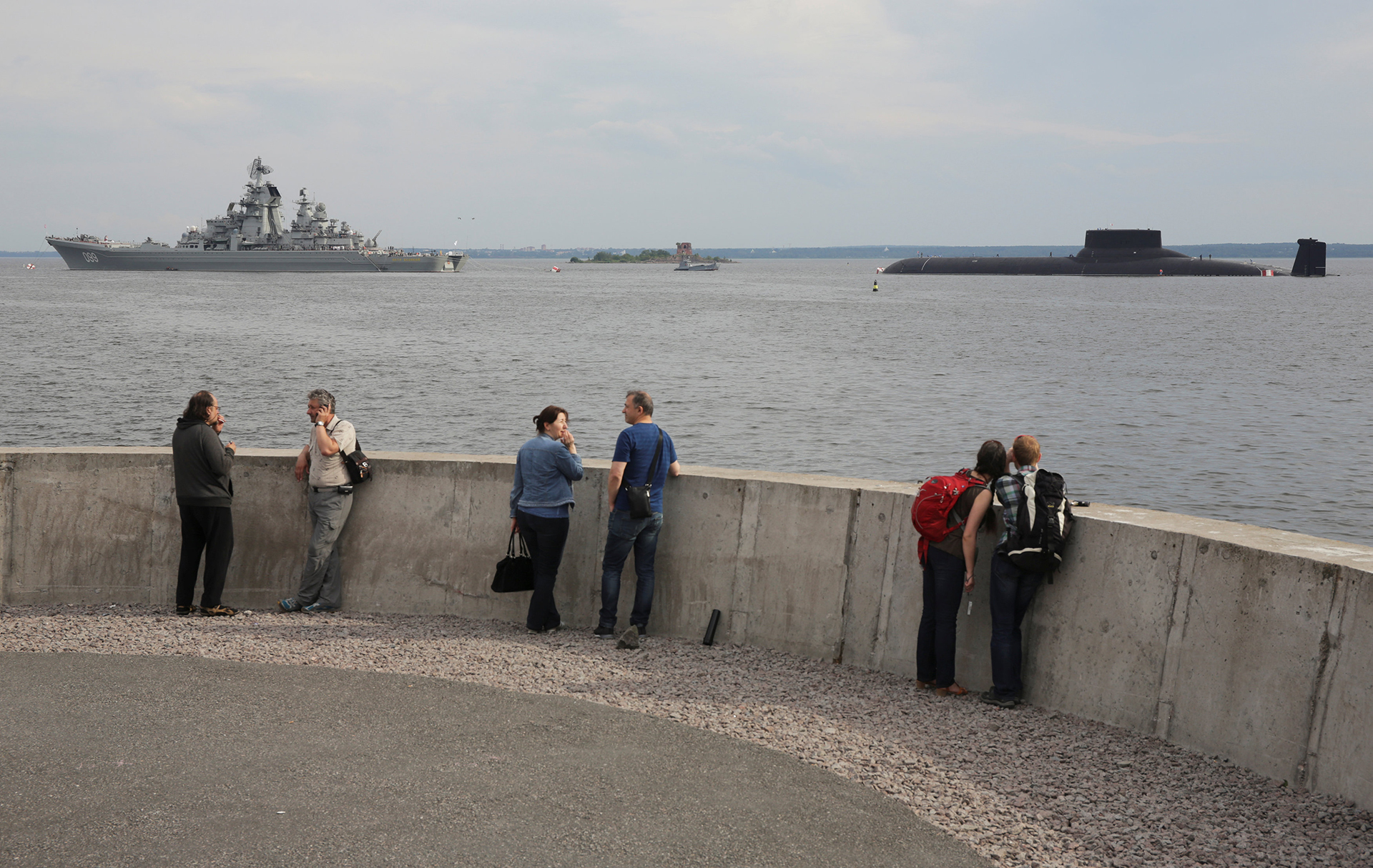 Residentes observan el desfile naval el 30 de julio de 2017 (Reuters)