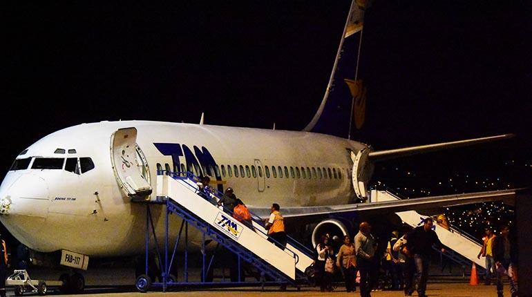 Pasajeros abordan una aeronave de TAM en el aeropuerto de Cochabamba. | Carlos López