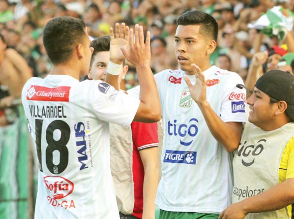 JUGADORES DE ORIENTE CELEBRAN UN GOL EN LA LIGA. APG