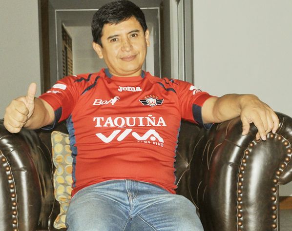 GRÓVER VARGAS, PRESIDENTE DEL CLUB WILSTERMANN, EN LA SALA DE SU DOMICILIO. DICO SOLÍS