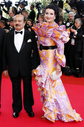 Khashoggi con su última mujer, Lamir, en Cannes. (Reuters)
