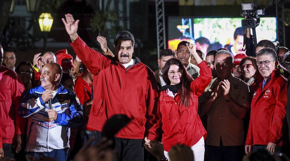 Maduro y su mujer, Cilia Flores, la noche del domingo tras la jornada electoral.