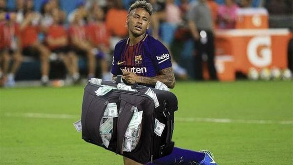 El brasileño Neymar con una maleta llena de dólares