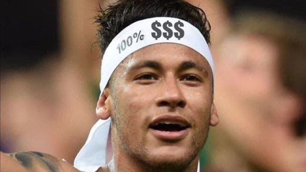 Aquella vincha de Neymar, la que utiliza cada vez que logra un título, con una pequeña modificación