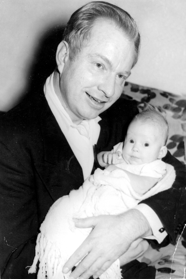 Ron L. Hubbard con su hija Diana, entonces de tres meses.