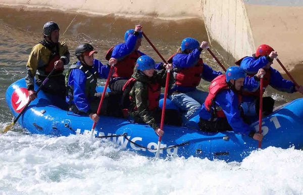 Karen y sus compañeros hicieron rafting en Carolina del Norte. (Base Shaw de la Fuerza Aérea)