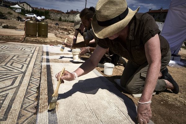 Trabajos sobre uno de los mosaicos hallados (AFP)