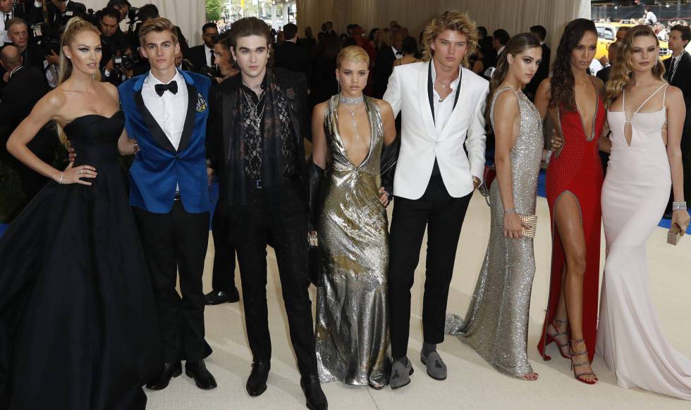 Candice Swanepoel, Presley Walker Gerber (hijo de Cindy Crawford), el actor Gabriel-Kane Day-Lewis, Sofia Richie, Jordan Kale Barrett, Chloe Bennet, Behati Prinsloo y Joan Smalls en el Metropolitan Museum of Art.