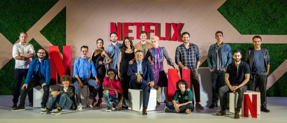 Ted Sarandos acompañado de actores y directores de las series de Netflix.