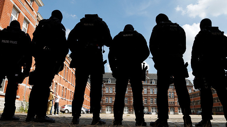 Campaña de la Europol incluye 'topless' de uno de los delincuentes más buscados de Europa (FOTO)